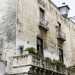 La romantica balconata in pietra di palazzo Zeuli che si affaccia su strada dei Gesuiti